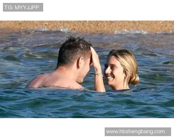 足球明星与女友甜蜜合影展现爱情与运动的完美结合